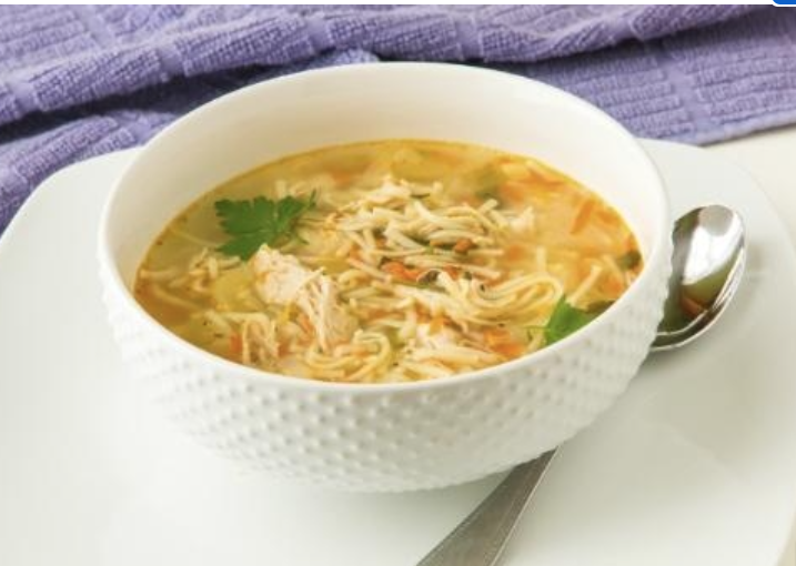 Ensalada de pimientos asados, atún y huevo con sopa de fideos, pollo y zanahoria